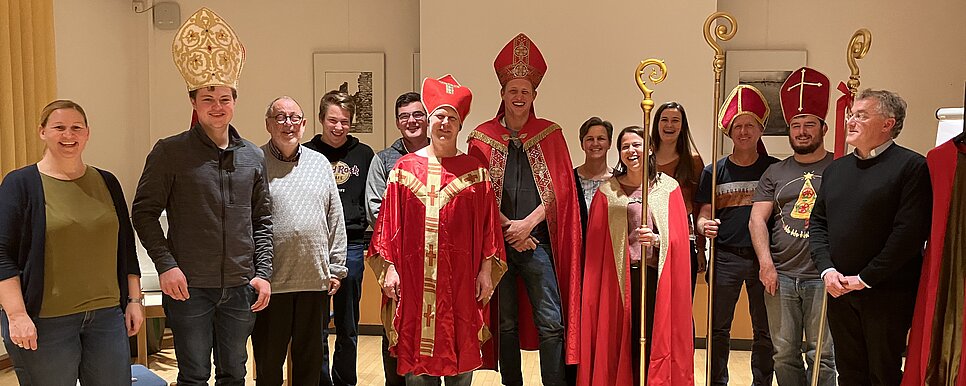 Gruppenfoto aller Nikolaus-Darsteller:innen bei der Nikolausschule